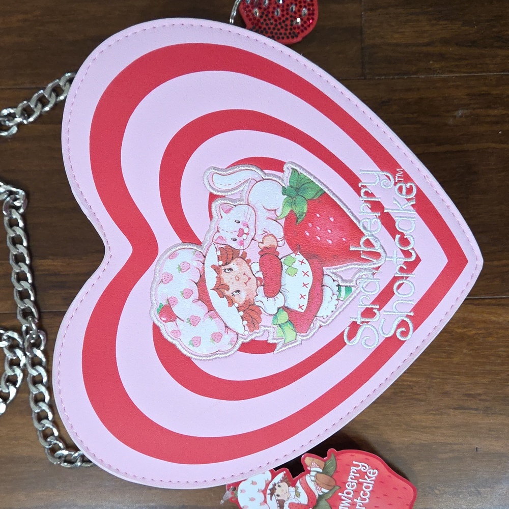STRAWBERRY SHORTCAKE HEART SHAPED CROSSBODY PURSE PINK RED CHAIN STRAP  NWT